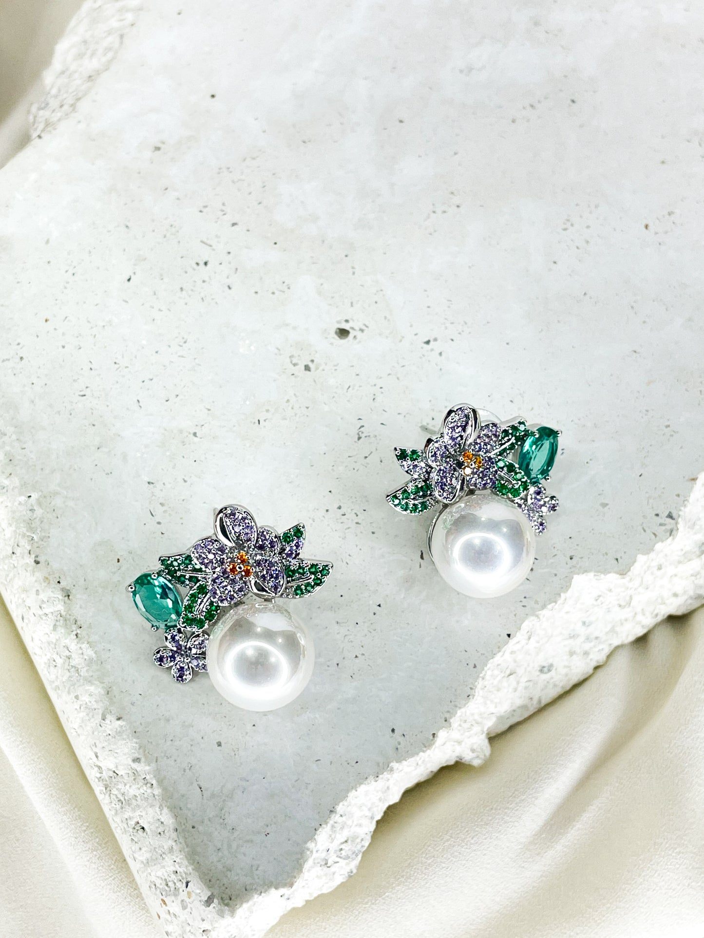 Magna silver stud earring