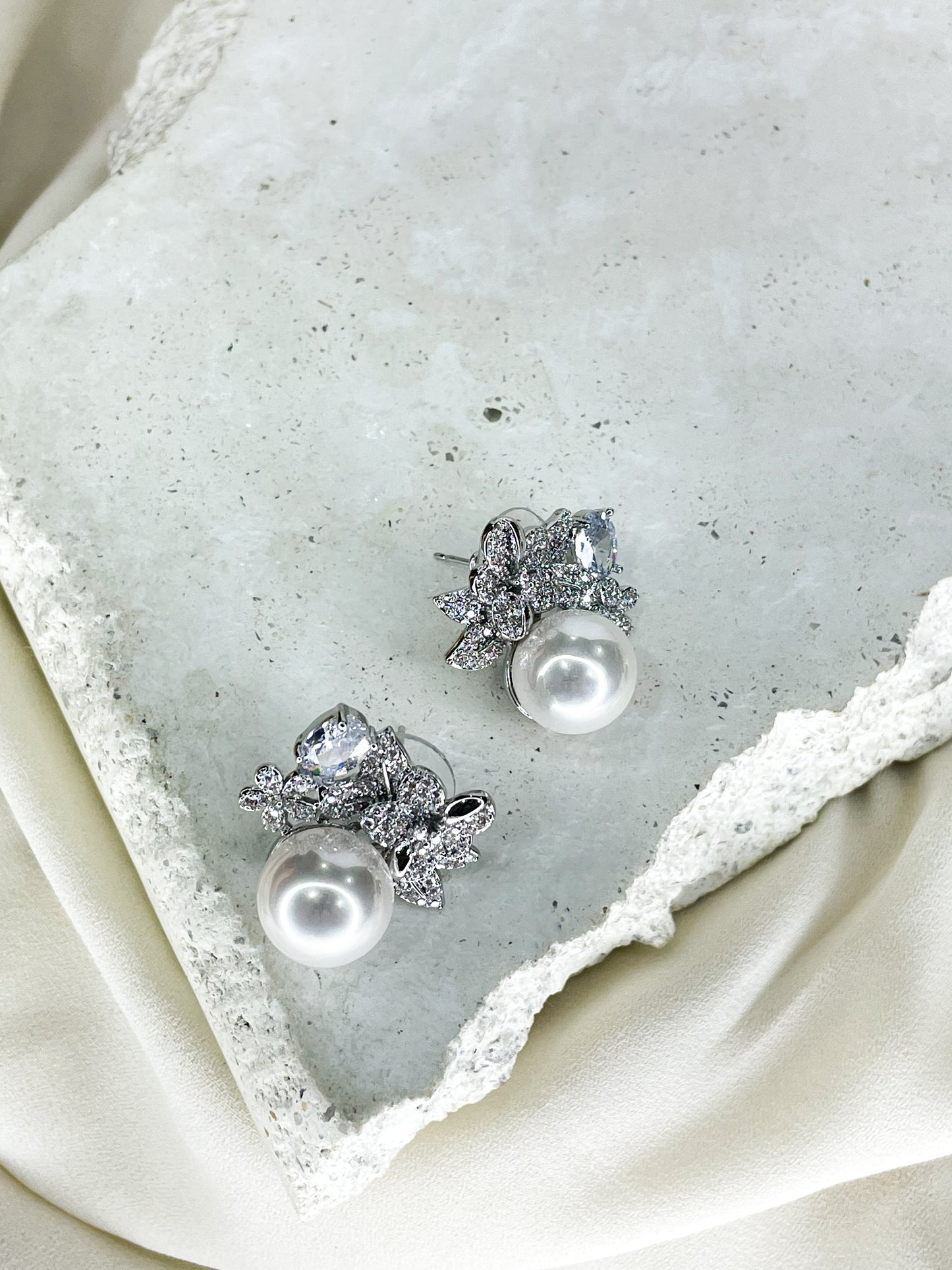 Somna Silver stud Earring