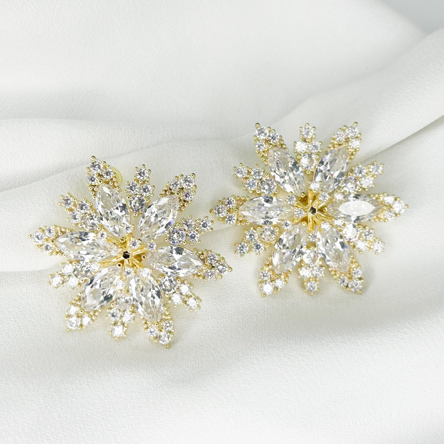 Lilla Shiny Stud Earrings