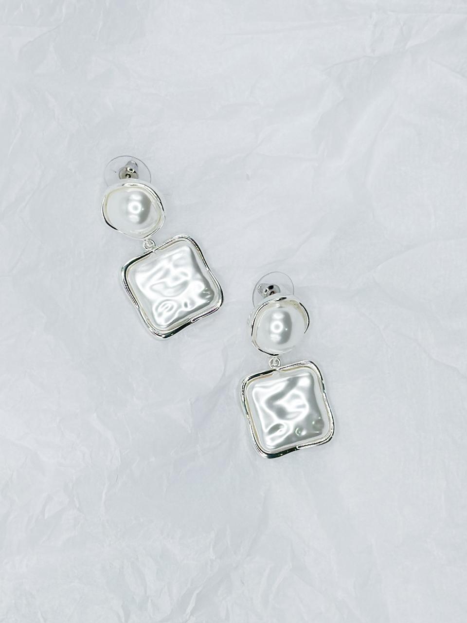 Lure Pearl Earring
