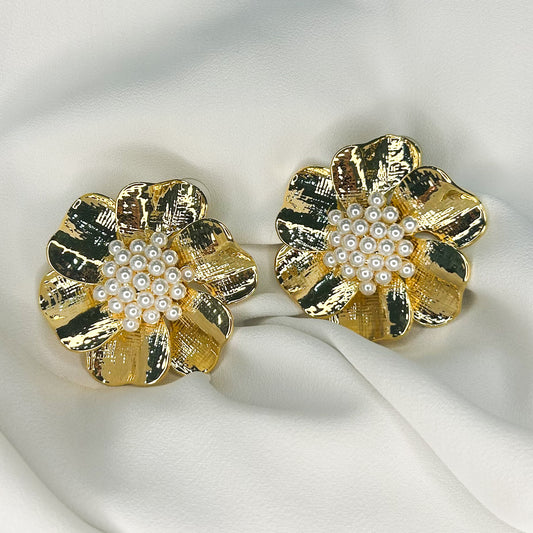 Sue Pearl Stud Earrings