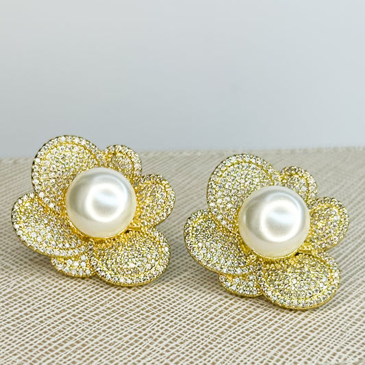 Poppy Pearl Stud Earrings