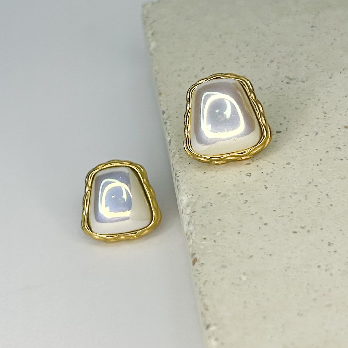 Sollemnia Pearl Stud Earrings