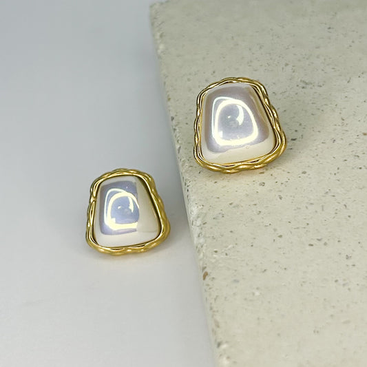 Sollemnia Pearl Stud Earrings