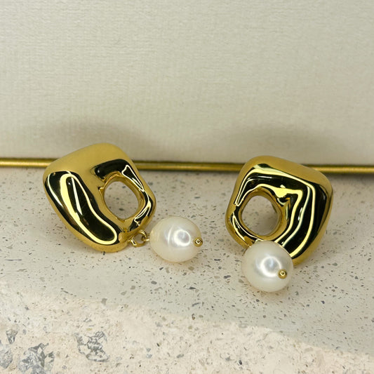 Aitana Pearl Stud Earrings