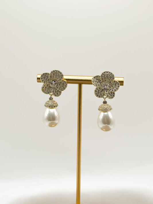 Nea Pearl Gold Earring