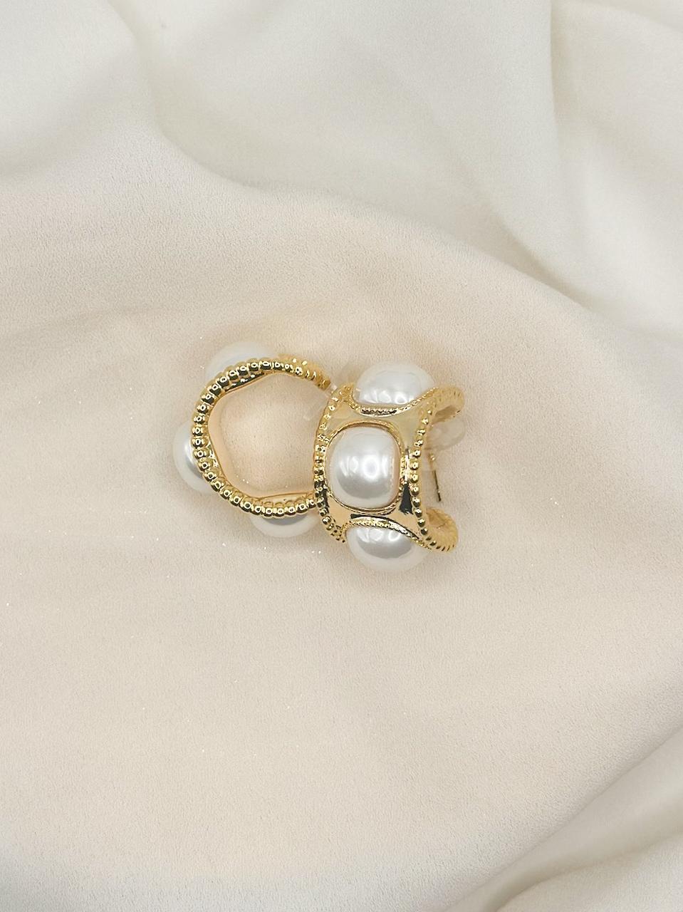 Averis Pearl Earrings