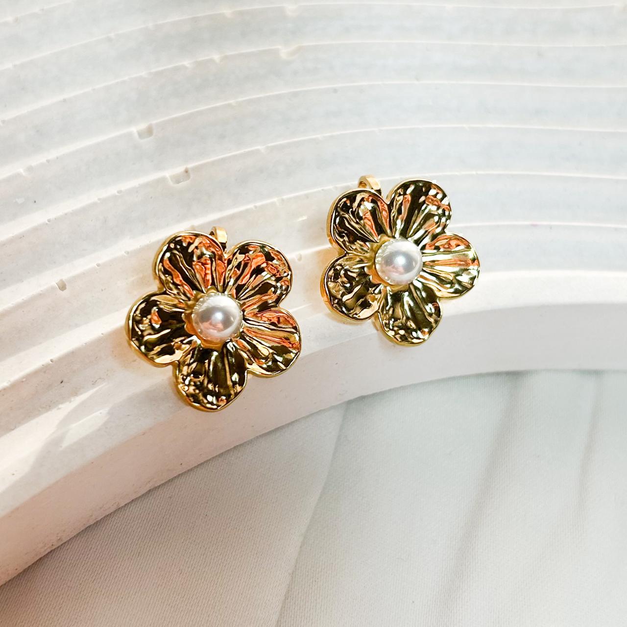 Savia Pearl Earrings